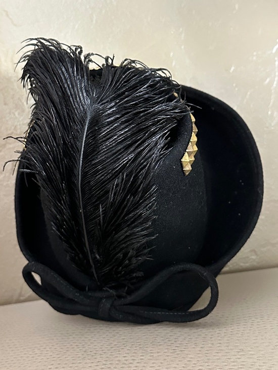 DAPPER 1940s\' BLACK FELT TILT HAT + GOLD STUDS & FEATHER